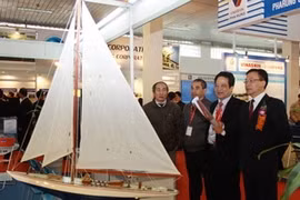 Visiteurs au 6e Salon international de la construction navale, "Vietship 2012" (Photo: The Duyet/AVI)