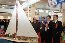 Visiteurs au 6e Salon international de la construction navale, "Vietship 2012" (Photo: The Duyet/AVI)