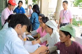 Consutlations médicales à des personnes âgées en situation difficile dans la province de Son La (Nord). Photo : Dinh Trân/VNA