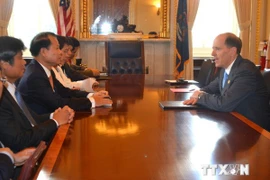 Le vice-PM Vu Van Ninh rencontre le président du Comité des Budgets de la Chambre des représentants des Etats-Unis David Camp. Photo : VNA