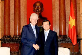 Le président Truong Tan Sang et l'ancien président américain Bill Clinton. Photo : VNA