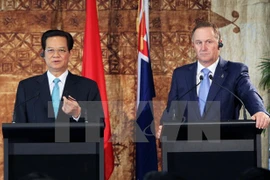 Les Premiers ministres Nguyen Tan Dung (gauche) et John Key lors de leur rencontre avec la presse. (Source : VNA)