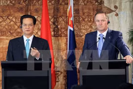 Les Premiers ministres Nguyen Tan Dung (gauche) et John Key lors de leur rencontre avec la presse. (Source : VNA)