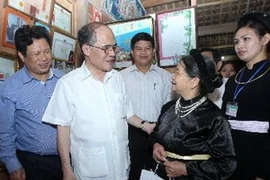Le président de l’AN, Nguyen Sinh Hung rencontre des électeurs d'ethnies minoritaires de la commune de Tan Trao, Tuyen Quang (Photo: Nhan Sang/AVI)
