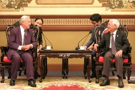 Le président exécutif du Réseau d'amitié Vietnam-Royaume-Uni, Ben Chapman, et le président du Comité populaire municipal Le Hoang Quan. Source: hochiminhcity.gov.vn