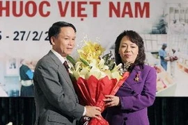Le directeur général de l'Agence vietnamienne d'information Nguyên Duc Loi et le ministre de la Santé, Mme Nguyên Thi Kim Tiên. (Photo: Duong Giang/AVI)