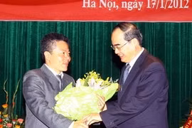 Le vice-Premier ministre Nguyen Thien Nhen et le professeur Ngo Bao Chau à la cérémonie de présentation de VIASM. (Photo: Quy Trung/AVI)