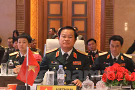 Le général de corps d'armée Do Ba Ty participe à la 12e réunion informelle des commandants en chef des forces armées de l'ASEAN. Photo: VNA
