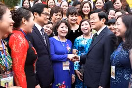 Le président Truong Tan Sang et les femmes entrepreneuses exemplaires titulaires de la coupe "Rose d'or" 2013. Photo : VNA
