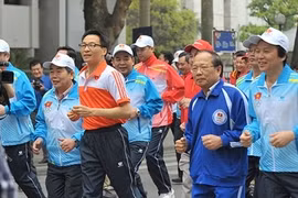 Le coup d’envoi de la Course de la Journée olympique pour la santé de toute la population 2015 s'est tenu dans la matinée du 22 mars autour de la statue du roi Ly Thai Tô à Hanoi. Photo : NDEL