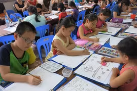 En écho à la Journée internationale de l’enfant (1er juin), un concours international de peinture, sur le thème ''J’aime Hanoi - Ville de paix'', s’est tenu dans la matinée du 14 juin à Hanoi. Photo : VNA 