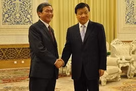 Le président de la Commission de propagande et d'éducation du CC du PCV Dinh Thê Huynh (gauche) et Liu Yun Shan, membre permanent du BP, secrétaire du Secrétariat du CC du Parti communiste chinois. (Source: VNA)