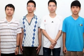 Les quatre élèves vietnamiens participant aux Olympiades internationales d'Informatique 2014. Photo: VNA. 