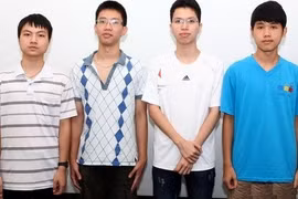 Les quatre élèves vietnamiens participant aux Olympiades internationales d'Informatique 2014. Photo: VNA. 