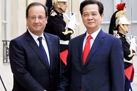 Le Premier ministre Nguyen Tan Dung a eu une entrevue avec le président français Francois Hollande (Photo: Đức Tám/VNA) 
