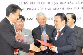 Signature de l'accord de développement du marché des produits issus des nids de salanganes entre Khanh Hoa et Hellovina. (Photo: Viet Cuong/AVI)