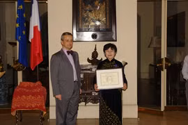 Le consul général de France, Emmanuel Ly-Batallan, a remis le 22 mai à Hô Chi Minh-Ville l’ordre des palmes académiques à Pham Hoàng Thuy. Photo : VNA