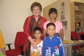 Mme Robin King Austin et les 1000e, 2000e et 3000e enfants démunis atteints d'une maladie cardiaque congénitale à avoir bénéficié d'une opération gratuite. (Photo: Hà Huy Hiệp/Vietnam+) 