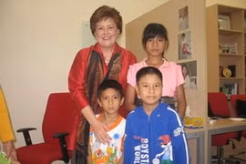 Mme Robin King Austin et les 1000e, 2000e et 3000e enfants démunis atteints d'une maladie cardiaque congénitale à avoir bénéficié d'une opération gratuite. (Photo: Hà Huy Hiệp/Vietnam+) 