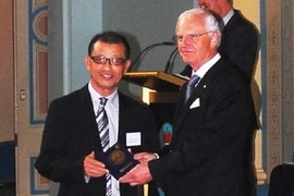 Le gouverneur du Victoria, Alex Chernov remet le prix à Tran Ba Phuc (Photo: Ngoc Quang/Vietnamplus)
