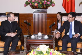 Le vice-Premier ministre et ministre des Affaires étrangères (AE), Pham Binh Minh, et le vice-ministre des AE du Vatican, Antoine Camilleri. Source: VNA