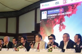 Conférence de presse de présentation de la plate-forme Internet France Alumni Vietnam (www.vietnam.francealumni.fr), le 9 mai à Hanoi. Photo : Nhandan/CVN