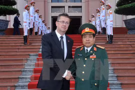 Le ministre slovaque de la Défense Martin Glavac et le général Phung Quang Thanh. Photo/VNA 