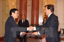 Le Président vietnamien Truong Tân Sang (gauche) reçoit l’ambassadeur portugais, Luis Manuel Barreira de Sousa. (Source : VNA)