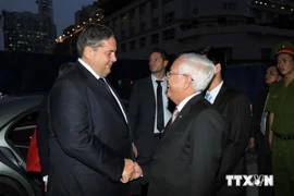 Le président du Comité populaire municipal, Le Hoang Quan, et le vice-chancelier et ministre allemand de l’Economie et de l’Energie, Sigmar Gabriel. (Source : VNA)