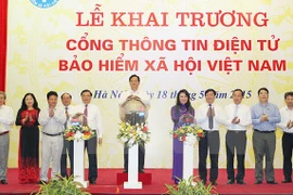 Le Premier ministre Nguyên Tân Dung (centre) à la cérémonie d’inauguration du portail de la sécurité sociale du Vietnam. (Source: VNA)