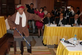 L'artiste Nguyen Kiem de la ville de Quy Nhon présente le Bài choi au colloque.Photo/VNA