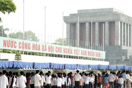 Les visiteurs se sont rendus au mausolée du Président Hô Chi Minh. Photo : VNA