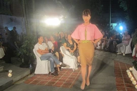 Le défilé de mode ayant pour thème «Le style italien dans la création vietnamienne», tenu soir 15 octobre à la Casa Italia au 18, rue Lê Phung Hiêu, à Hanoi. (Source : VNA)