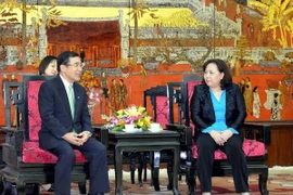 La vice-présidente du Comité populaire de Hanoi, Mme Nguyen Thi Bich Ngoc et le maire de la ville japonaise de Kagoshima, Hiroyuki Mori (Source: VNA)