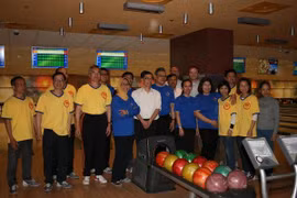 Des cadres et employés diplomatiques vietnamiens, malais et indonésiens participent à une partie de bowling. Photo: VNA