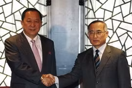 Le négociateur en chef de la République de Corée Wi Sung-lac et son homologue nord-coréen Ri Yong-ho (Source: Reuters)