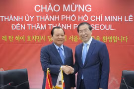 Le Thanh Hai et le maire de Séoul Park Won-soon. Source: sggp.org.vn