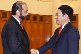 Le vice-PM et ministre des AE Pham Binh Minh et le président de la Commission des relations extérieures pour l’Asie-Pacifique du Sénat mexicain, M. Teofilo Torres Corzo (Source: VNA)