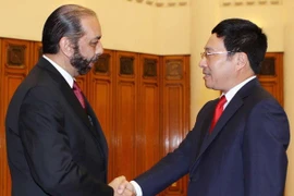 Le vice-PM et ministre des AE Pham Binh Minh et le président de la Commission des relations extérieures pour l’Asie-Pacifique du Sénat mexicain, M. Teofilo Torres Corzo (Source: VNA)