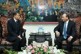 Le vice-PM Nguyen Xuan Phuc reçoit Andre Leu, président de la Fédération internationale des mouvements de l'agriculture biologique. Photo : VNA