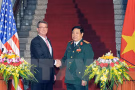 Le ministre vietnamien de la Défense Phung Quang Thanh (droite) et le secrétaire américain à la Défense Ashton Carter (gauche). Photo: VNA