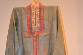 L'exposition présente d'anciens "ao dai" que la cour impériale de Huê a remis à la famille de Thai Kim Lan il y a un siècle environ. (Source : VNA)