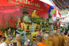 La cérémonie religieuse pour les victimes des accidents de la circulation. (Source: VNA)