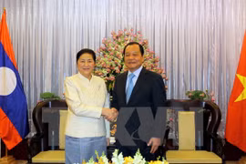 Le secrétaire du comité municipal du Parti, Le Thanh Hai, reçoit la présidente de l'Assemblée nationale (AN) laotienne, Mme Pany Yathotou.