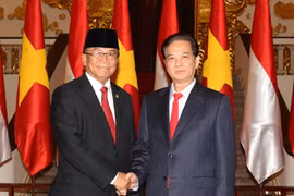 Le Premier ministre Nguyen Tan Dung et le président de l'Assemblée consultative du peuple d'Indonésie, M. Sidarto Danusubroto (Source: VNA)