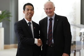 Le gouverneur général du Canada, David Lloyd Johnston et l'ambassadeur du Vietnam Tô Anh Dung (Source: VNA)