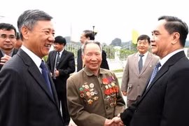 Le Premier ministre laotien Thongsinh Thammavong et des prticipants au séminaire. (Photo: Hoàng Chương/Vietnam+)