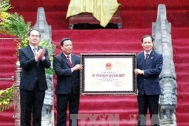 Le vice-Premier ministre Nguyen Thien Nhan remet le certificat aux dirigeants de la province de Thanh Hoa. (Photo: Minh Duc/VNA)