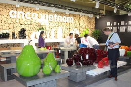 Des meubles et objets de décoration intérieure du Vietnam attirent l'intérêt des visiteurs étrangers. Photo: VNA