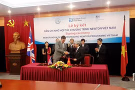 Cérémonie de signature du mémorandum de coopération sur le programme Newton. Photo: cand.com.vn 